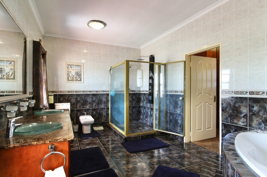 To Let 6 Bedroom Property for Rent in Sunset Beach Western Cape